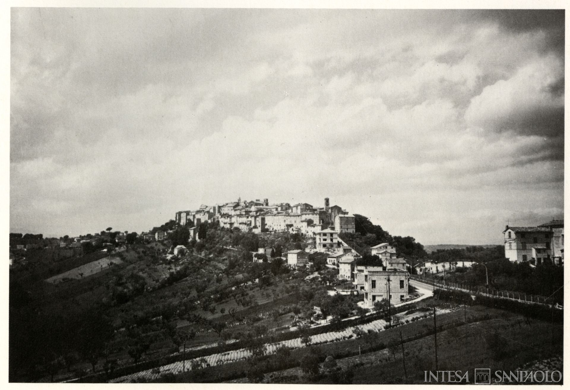 Banca Popolare Cooperativa di Mogliano, veduta del paese, fotografia non datata tratta da Archivio Storico, Sezione Bibliografica, Dante Cecchi Macerata e il suo territorio: il paese, Cassa di Risparmio della Provincia di Macerata, 1979, p. 158