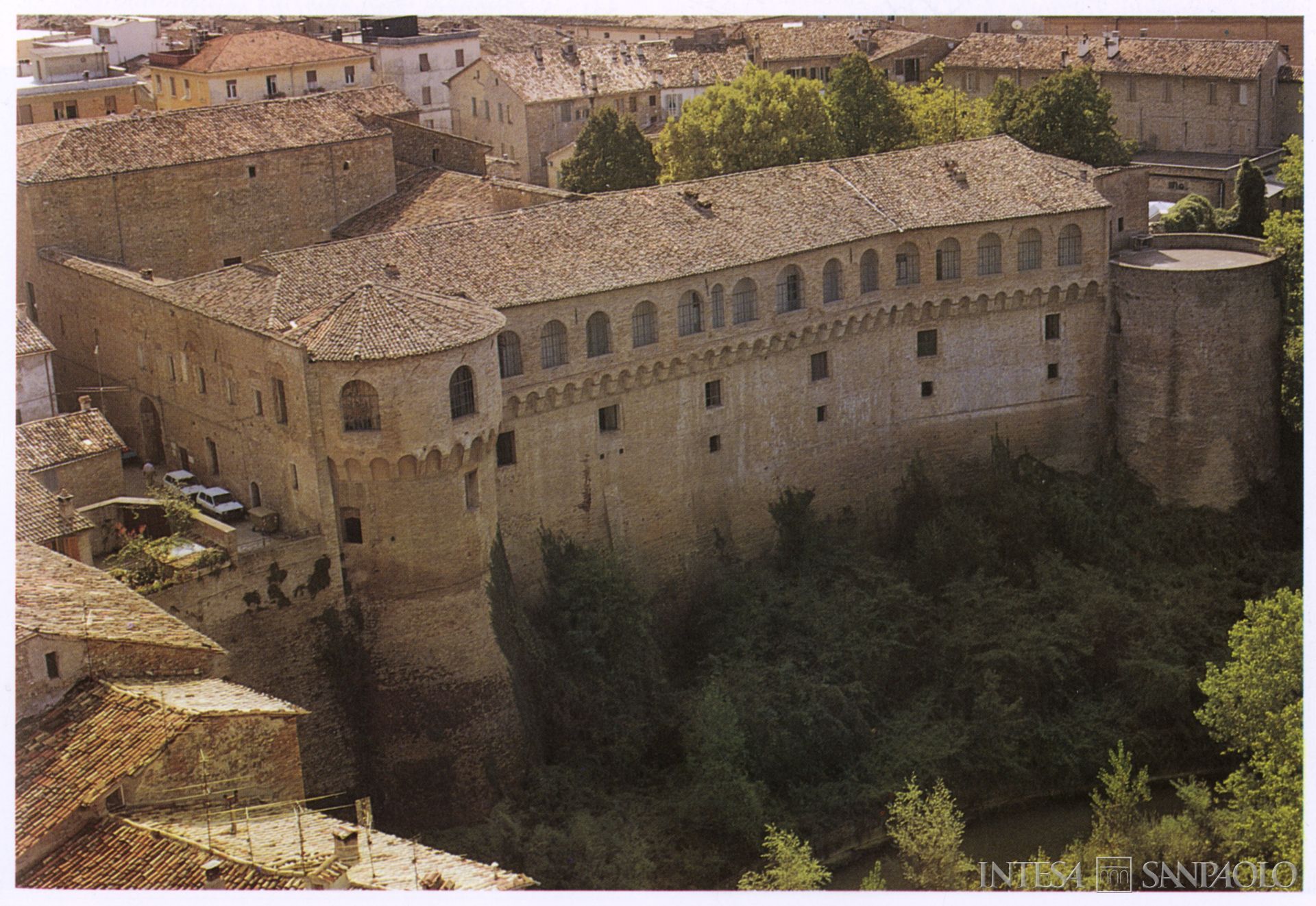 Monte di Credito su Pegno di Urbania, veduta del palazzo Ducale, prospetto sul Metauro, fotografia tratta da: Archivio Storico Intesa Sanpaolo, Sezione Bibliografica, Alvise Cherubini, Maria Teresa Gigliozzi, Mario Luni, Architettura nelle Marche: dall'età classica al Liberty, con prefazione di Carlo Bo e introduzione di Pietro Zampetti, Fiesole, Banca delle Marche/Nardini, 1995, p. 251