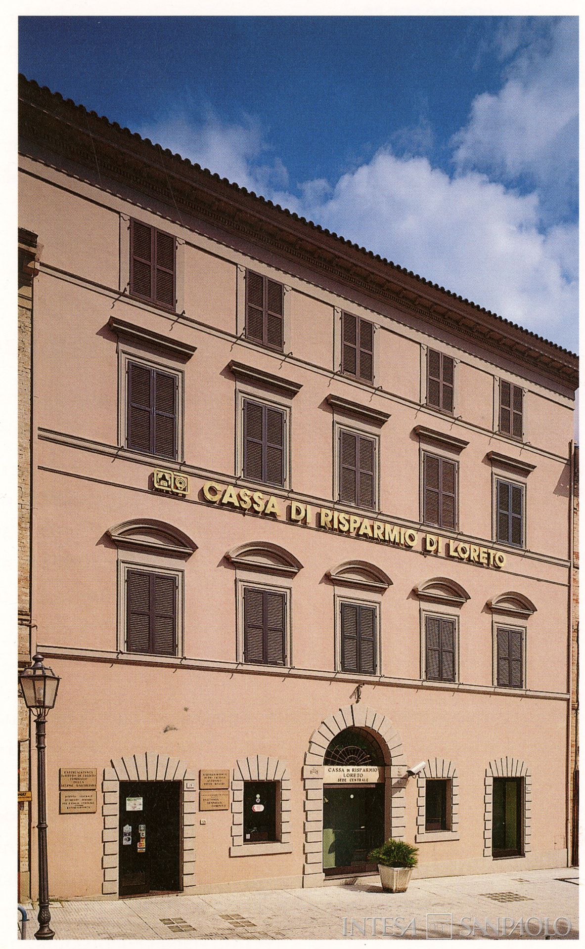 Cassa di Risparmio di Loreto, fotografia della sede centrale a Loreto, 1994 (ph. sconosciuto)
