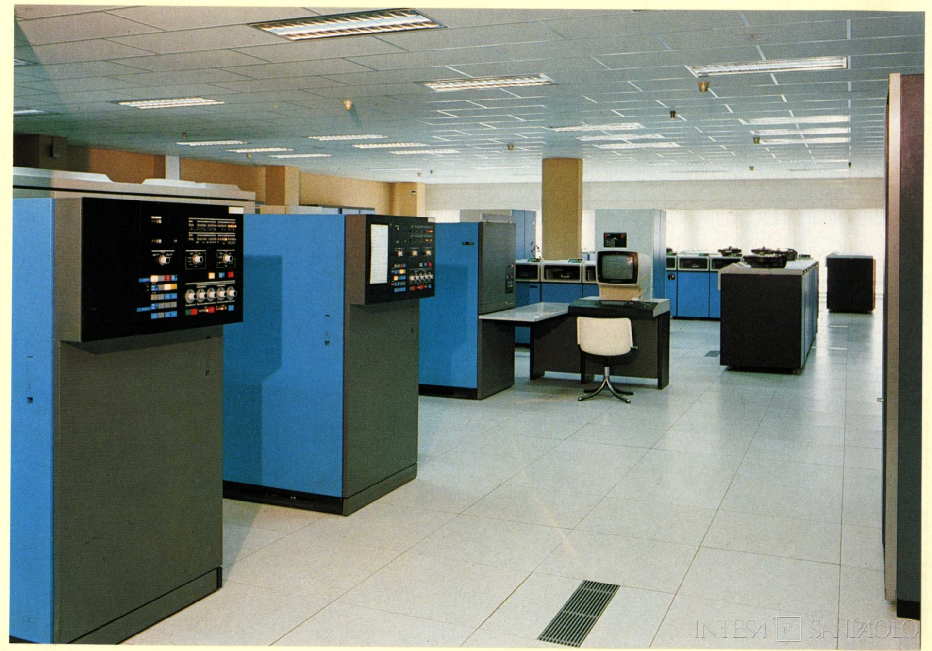 Credito Agrario Bresciano, Sala dei calcolatori nel centro direzionale, fotografia tratta da Relazione e bilancio 1983