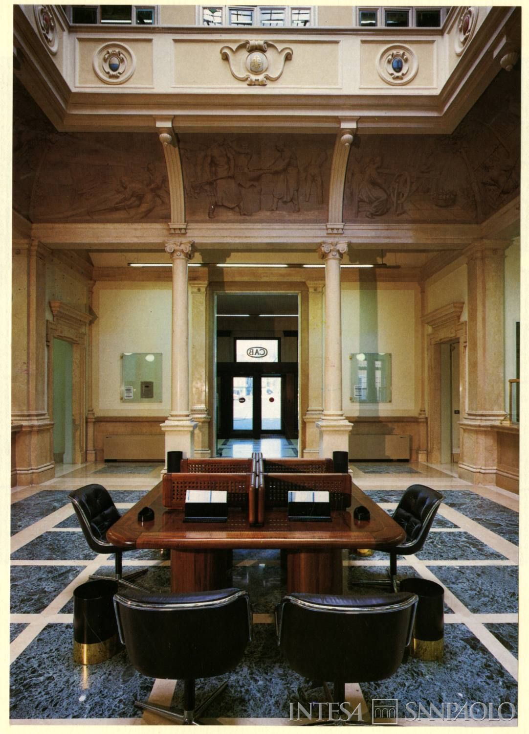 Credito Agrario Bresciano, Sala pubblica dell'Agenzia di Brescia, fotografia tratta da Relazione e bilancio 1984