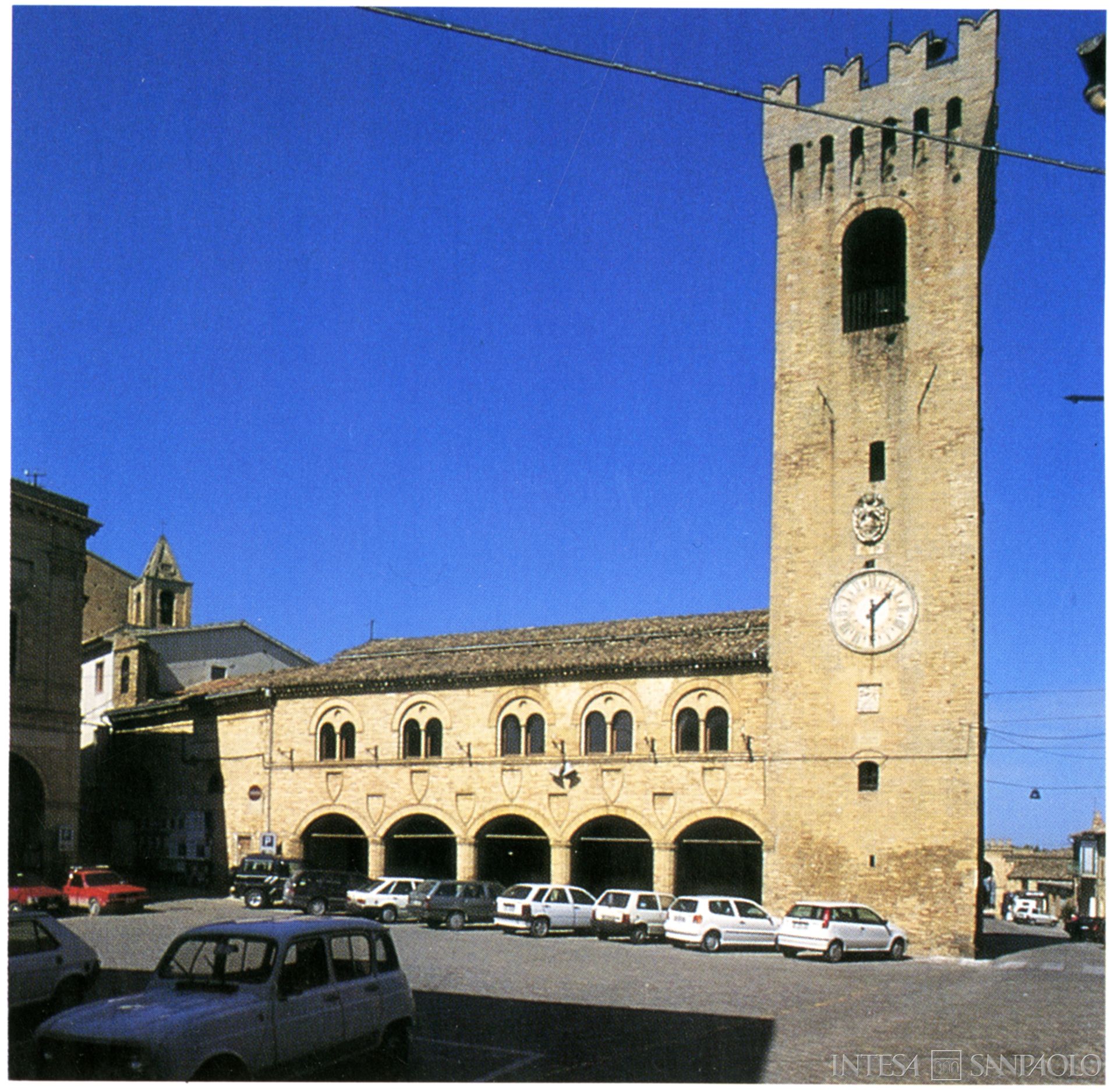 Monte di Credito su Pegno di Montelupone, veduta del palazzo comunale, fotografia tratta da Archivio Storico Intesa Sanpaolo, Sezione Bibliografica, Alvise Cherubini, Maria Teresa Gigliozzi, Mario Luni, Architettura nelle Marche: dall'età classica al Liberty, con prefazione di Carlo Bo e introduzione di Pietro Zampetti, Fiesole, Banca delle Marche/Nardini, 1995, p. 134