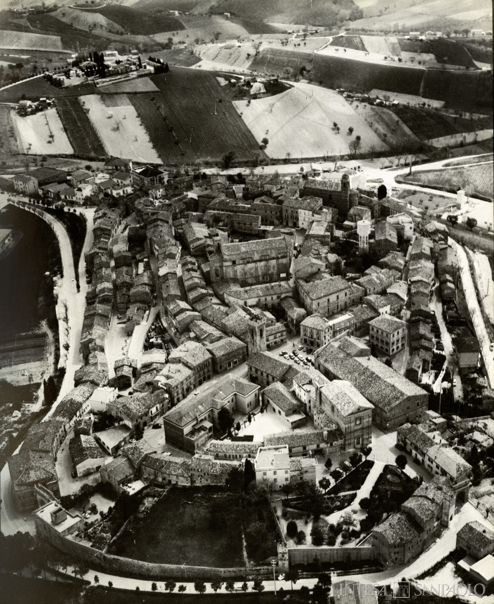 Monte di Credito su Pegno di Montelupone, veduta aerea, tratta da: Fonte: Archivio Storico Intesa Sanpaolo, Sezione Bibliografica, Dante Cecchi, Macerata e il suo territorio: la storia, Cassa di Risparmio della Provincia di Macerata, 1979, p. 5
