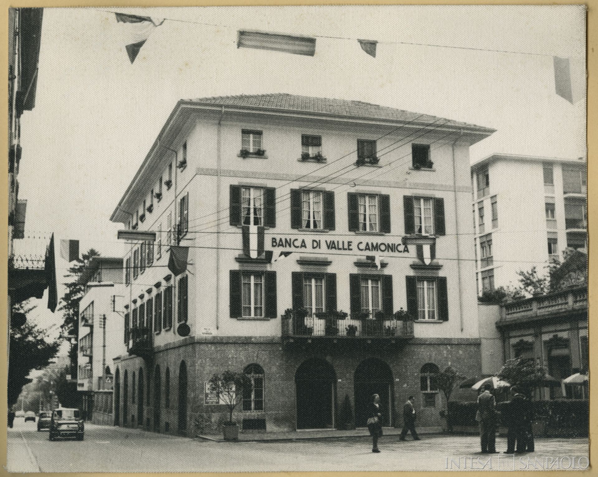 Banca di Valle Camonica, la sede di Breno in occasione della celebrazione del primo centenario di fondazione dell'Istituto, 1972 (fotografia di Foto Giardino di D'Andrea)