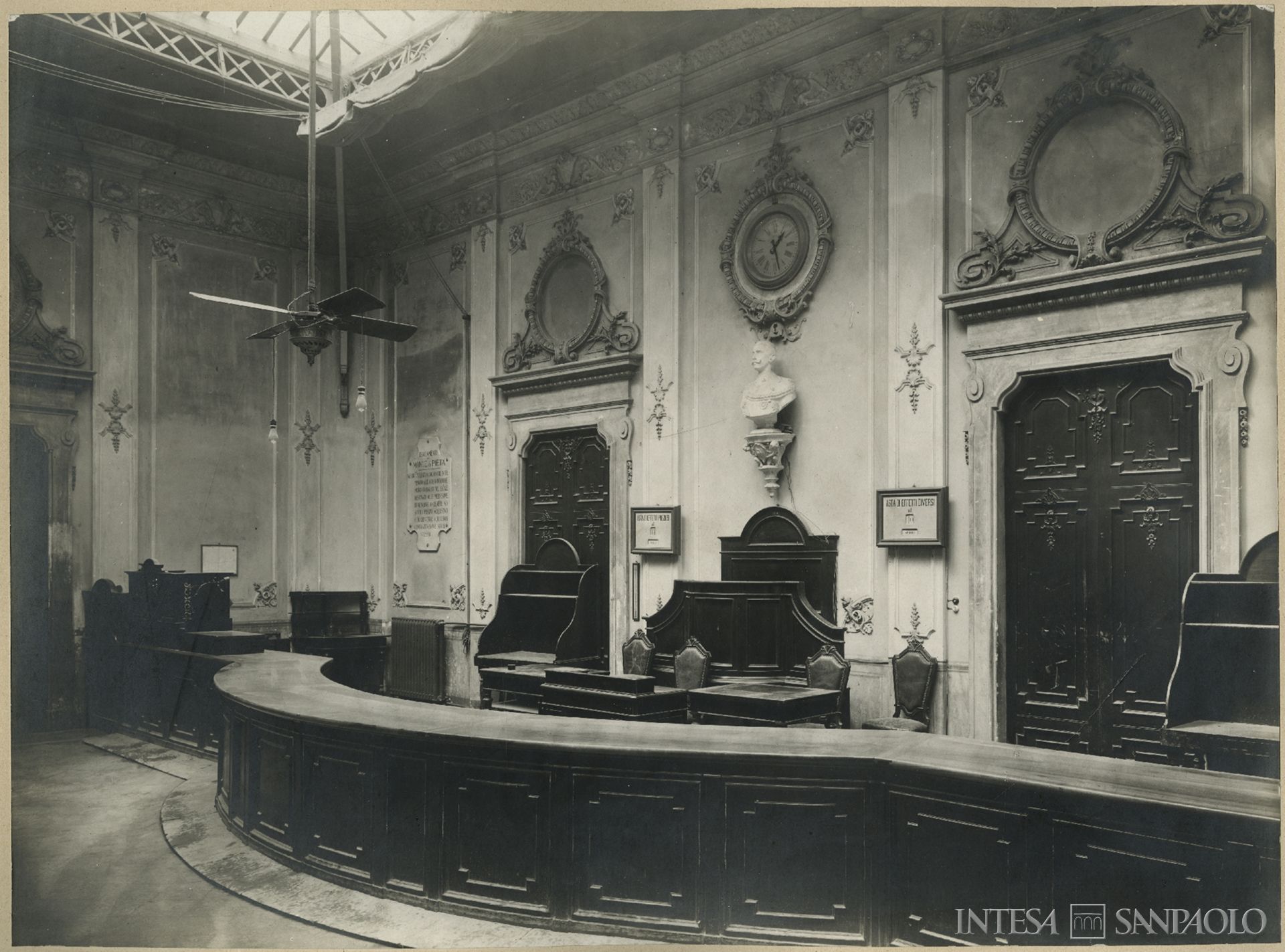 Monte di Credito su Pegno di Milano, sede in via Monte di Pietà a Milano: sala degli incanti pubblici, post 1906 (fotografia di Varischi Artico & C.)