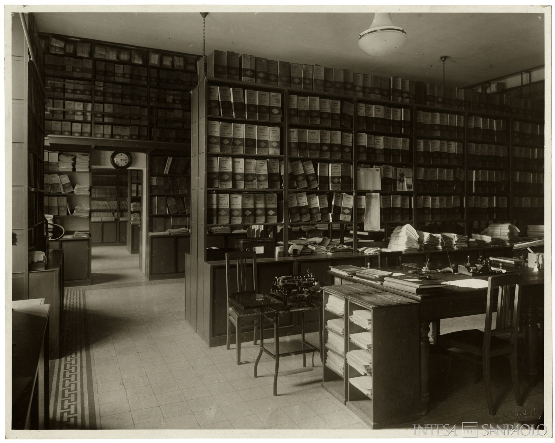 Monte di Credito su Pegno di Milano, sede in via Monte di Pietà a Milano: gli archivi, post 1906 (fotografia di Carlo De Marchi)