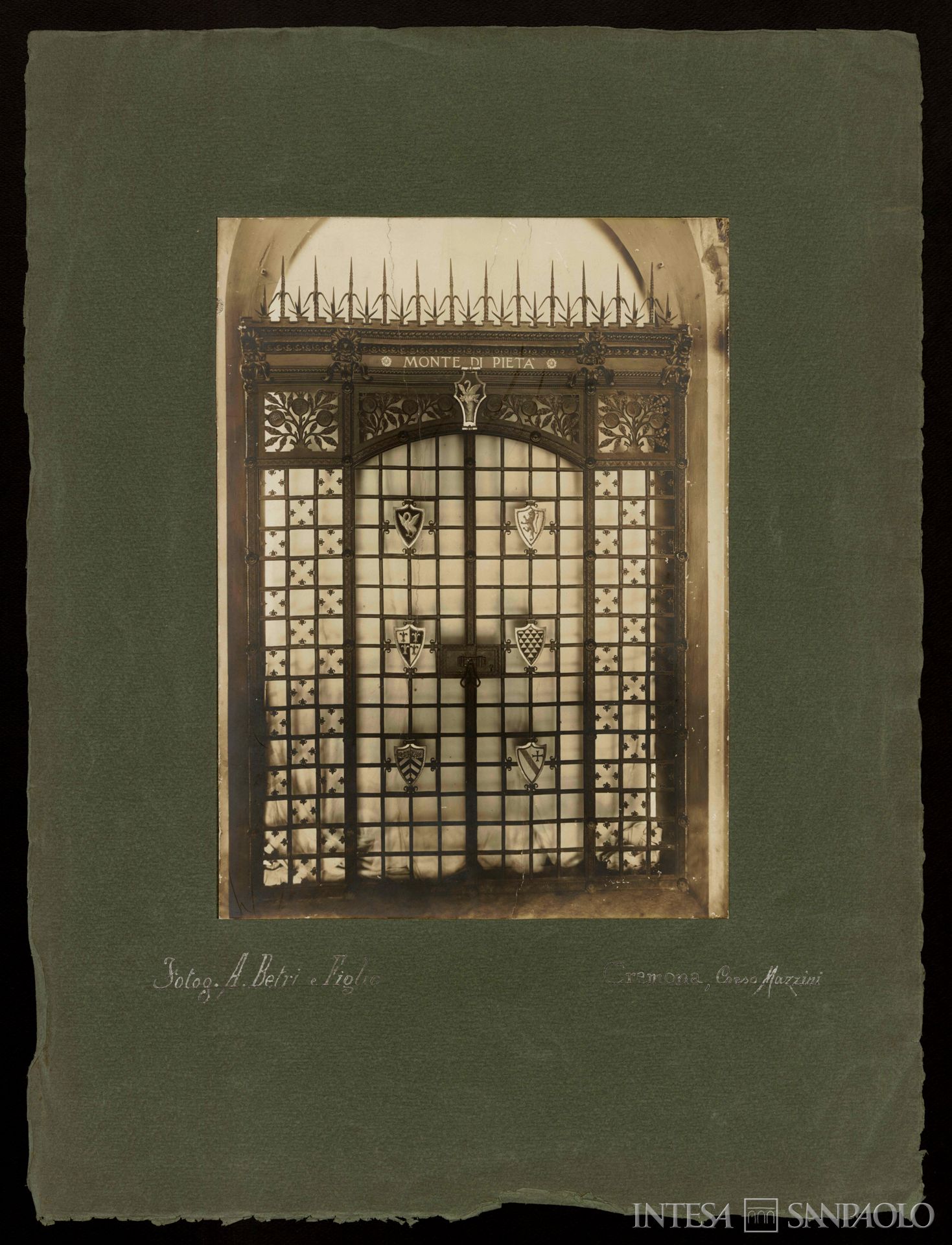 Monte di Credito su Pegno di Cremona, cancello d'ingresso del palazzo, 1908-1910 (fotografia di A. Betri e figlio)