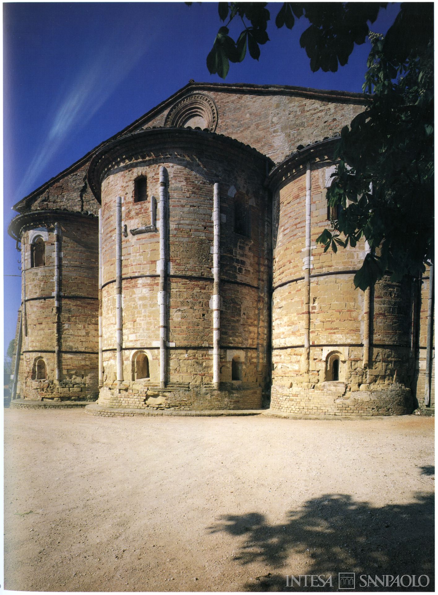 Cassa di Risparmio di Pollenza Pollenza, veduta dell'abside dell'abbazia di Santa Marina di Rambona, fotografia tratta da: Archivio Storico Intesa Sanpaolo, Sezione Bibliografica, Alvise Cherubini, Maria Teresa Gigliozzi, Mario Luni, Architettura nelle Marche: dall'età classica al Liberty, con prefazione di Carlo Bo e introduzione di Pietro Zampetti, Fiesole, Banca delle Marche/Nardini, 1995, p. 135