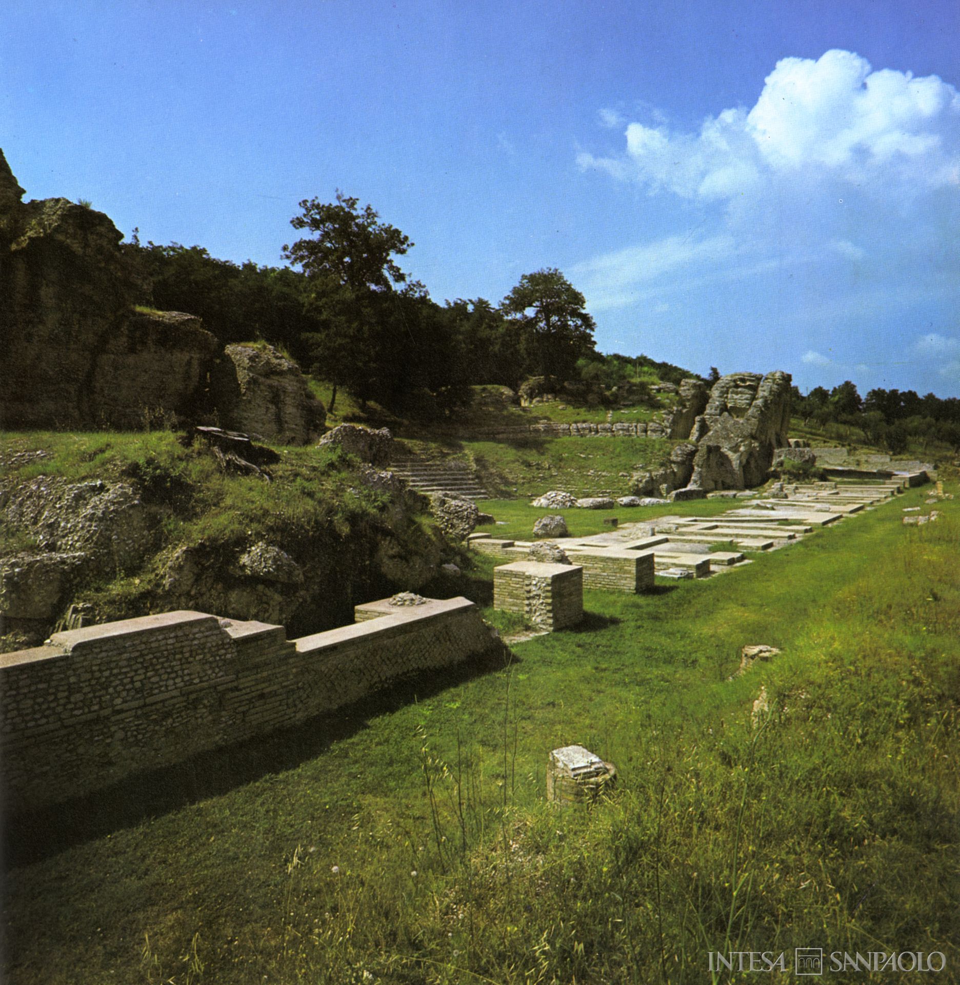 Banca Popolare di Urbisaglia, veduta di rovine del teatro romano, fotografia tratta da Fonte: Archivio Storico Intesa Sanpaolo, Sezione Bibliografica, Dante Cecchi, Macerata e il suo territorio: la storia, Cassa di Risparmio della Provincia di Macerata, 1979, p. 39