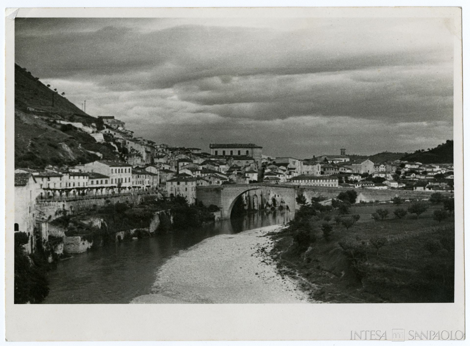 Monte di Credito su Pegno di Fossombrone, veduta del 1937, ph. Antonello Gerbi, album 35, fald. 73