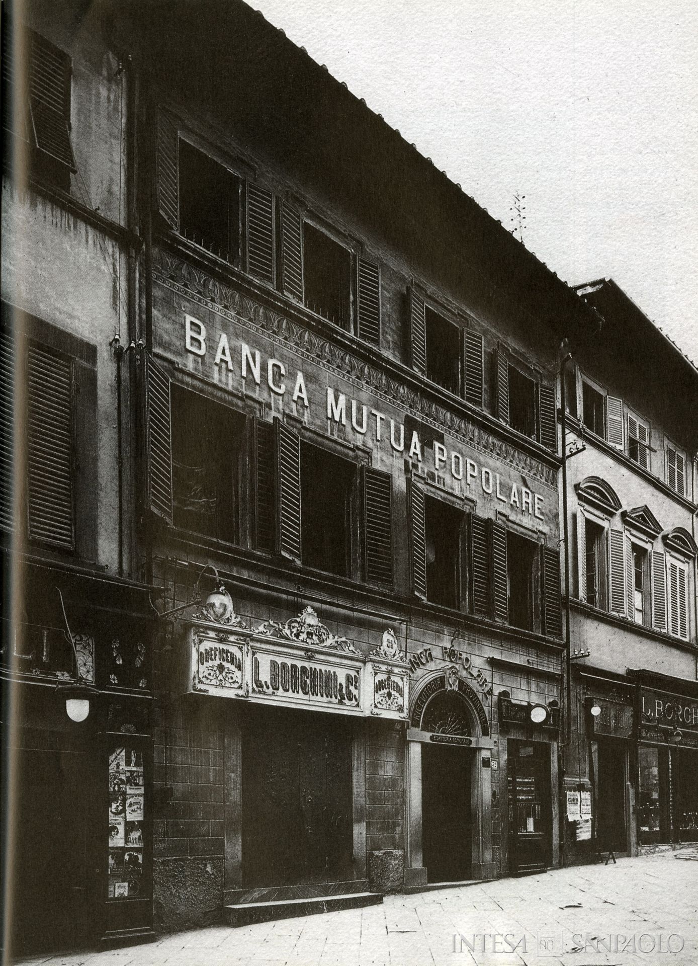Banca Mutua Popolare Aretina, fotografia storica della sede pubblicata su Etruria oggi, a. XXV, n. 67, aprile 2007, p. 23, senza didascalia.