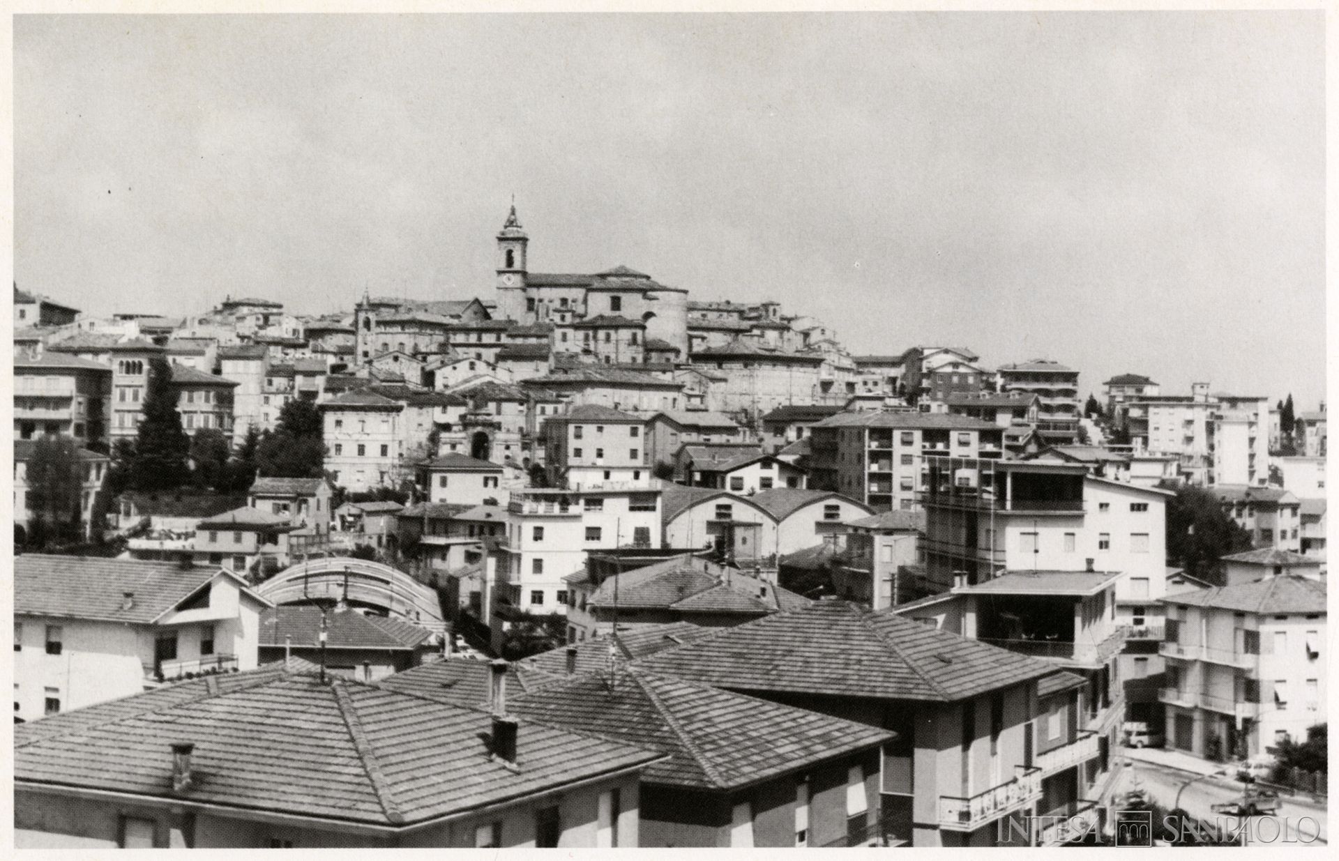 Cassa Rurale di Depositi e Prestiti di Monte San Giusto, veduta del paese, fotografia non datata tratta da Archivio Storico, Sezione Bibliografica, Dante Cecchi Macerata e il suo territorio: il paese, Cassa di Risparmio della Provincia di Macerata, 1979, p. 144