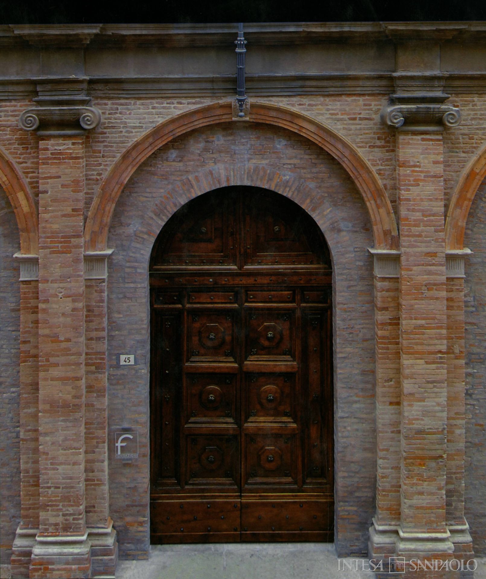 Monte di Pietà di Forlì, portone d'ingresso della sede, poi Palazzo di Residenza della Fondazione Cassa dei Risparmi di Forlì, fotografia tratta da Il Monte di Pietà. Palazzo di Residenza della Fondazione Cassa dei Risparmi di Forlì, 2007 (fotografia di Giorgio Palatini)