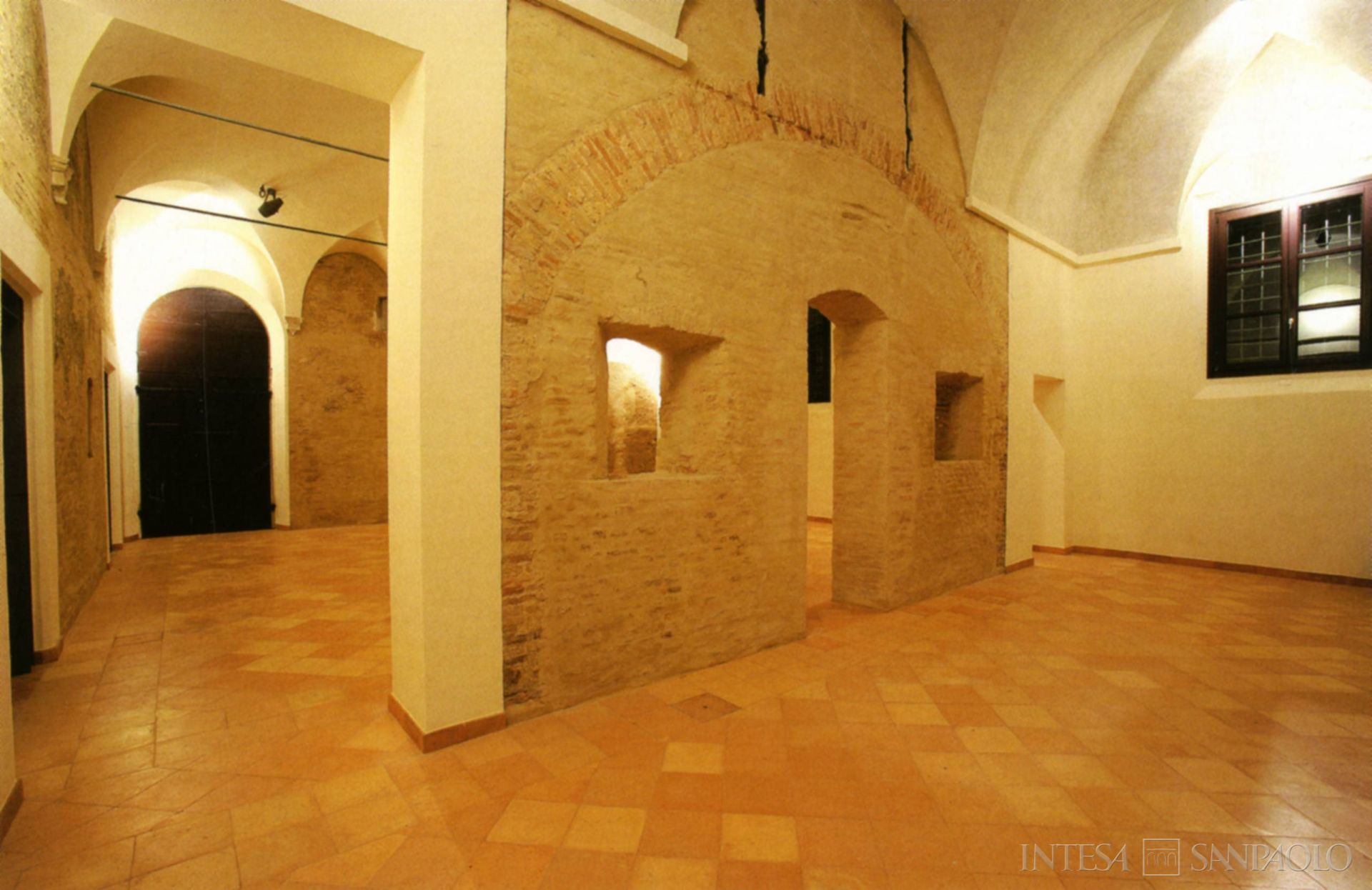 Monte di Pietà di Forlì, antica sala della sede dell'istituto, fotografia tratta da Il Monte di Pietà. Palazzo di Residenza della Fondazione Cassa dei Risparmi di Forlì, 2007 (fotografo sconosciuto)