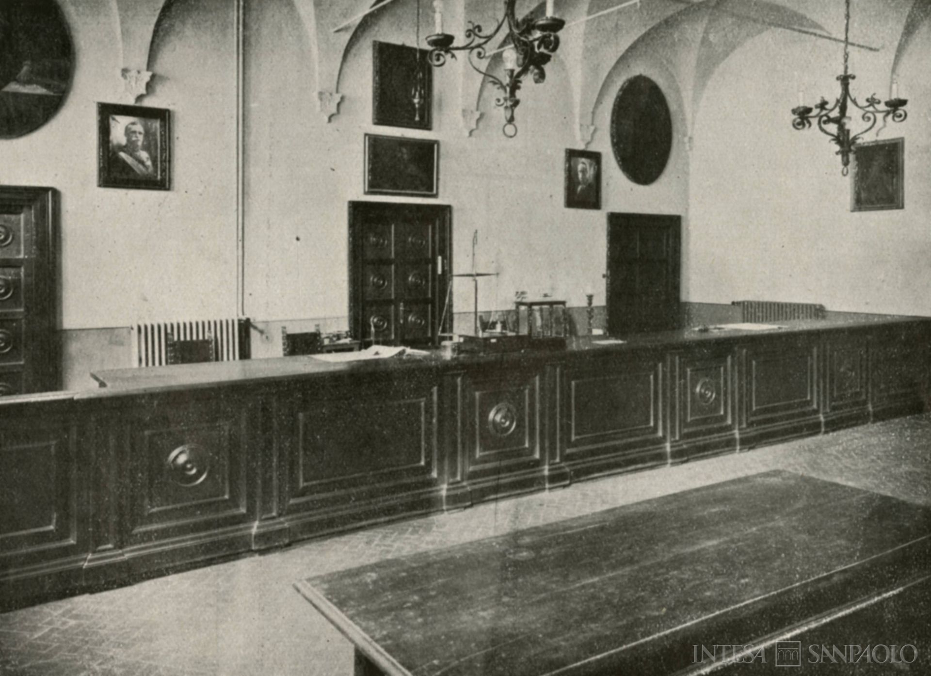 Monte di Pietà di Forlì, sala di ricevimento e vendita dei pegni, fotografia tratta da La Congregazione di Carità di Forlì, anni Trenta (fotografo sconosciuto)