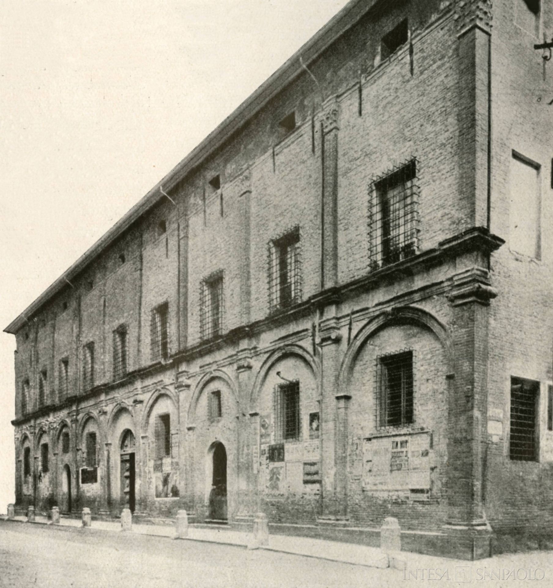 Monte di Pietà di Forlì, sede dell'Istituto prima del restauro, fotografia tratta da La Congregazione di Carità di Forlì, anni Trenta (fotografo sconosciuto)
