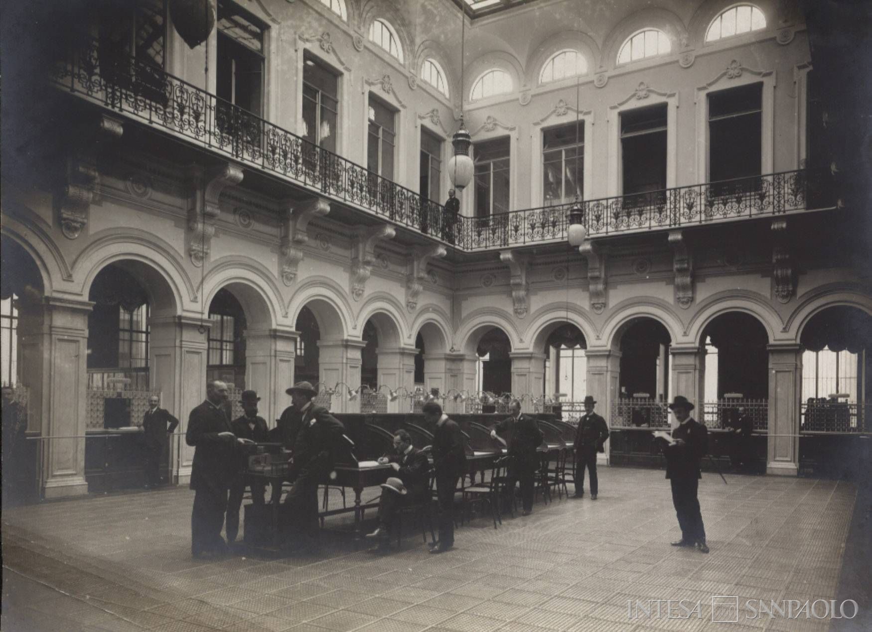 Monte di Pietà, salone a piano terreno per i servizi di credito e tesoreria della sede di via Monte di Pietà, inizi Novecento (fotografo sconosciuto, Archivio Storico San Paolo)