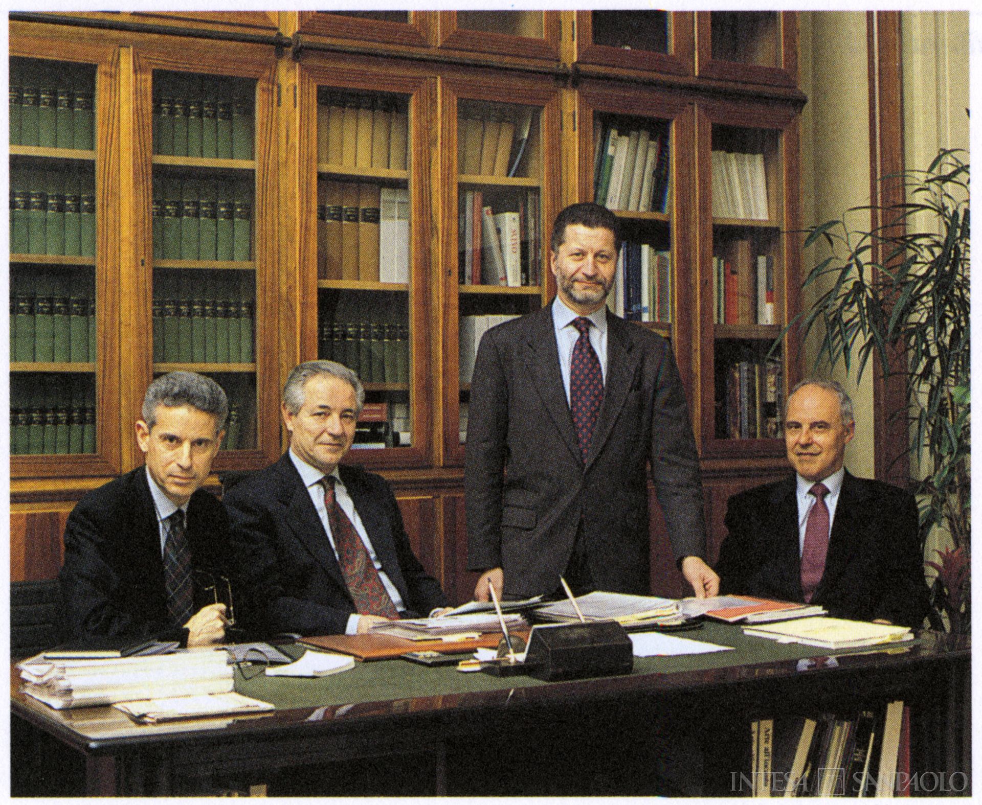 Mediocredito Lombardo, ritratto di gruppo di Antonio Umberto Corrias, Carlo Fava, Carlo Ciapponi, Angelo Ruffini, fotografia tratta da Relazioni e bilancio, 1999 (fotografo sconosciuto)