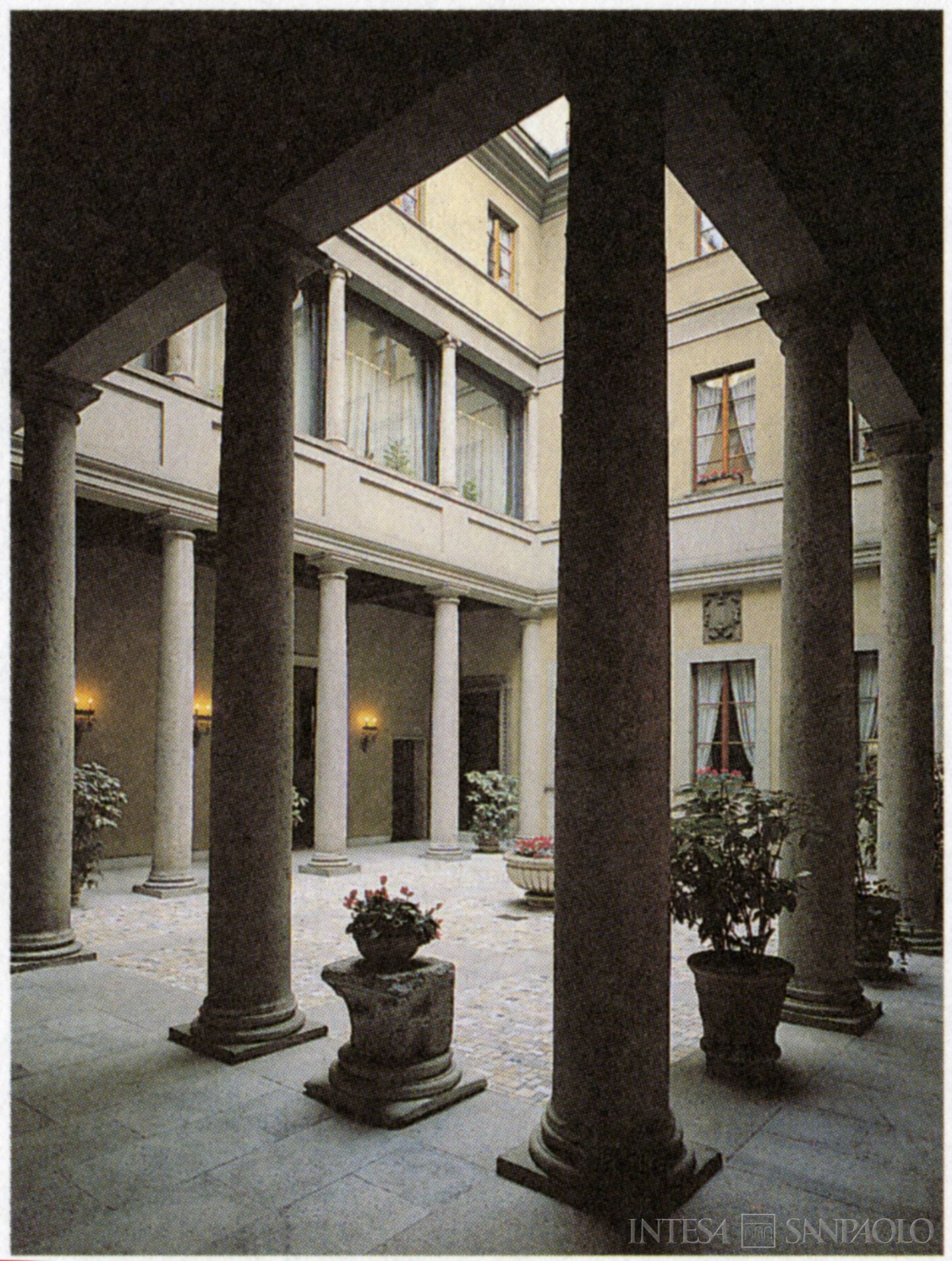 Mediocredito Lombardo, Milano, Palazzo Aliverti, atrio della sede, fotografia tratta da Relazioni e bilancio, 1999 (fotografo sconosciuto)