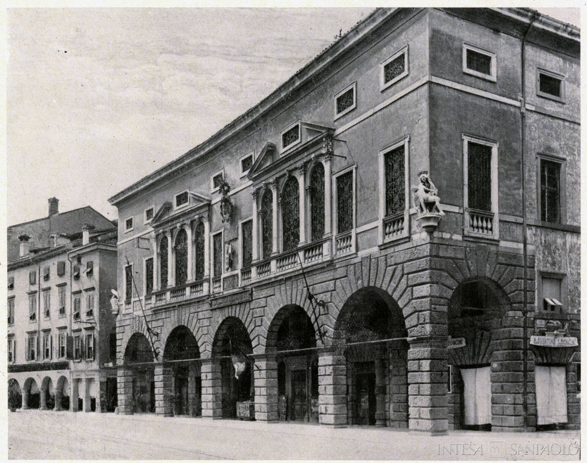 Monte di Pietà di Udine, sede dell'Istituto in via Mercatovecchio, poi sede della Cassa di Risparmio di Udine, fotografia datata fine Ottocento tratta da Un palazzo vivo, 1968 (fotografo sconosciuto)