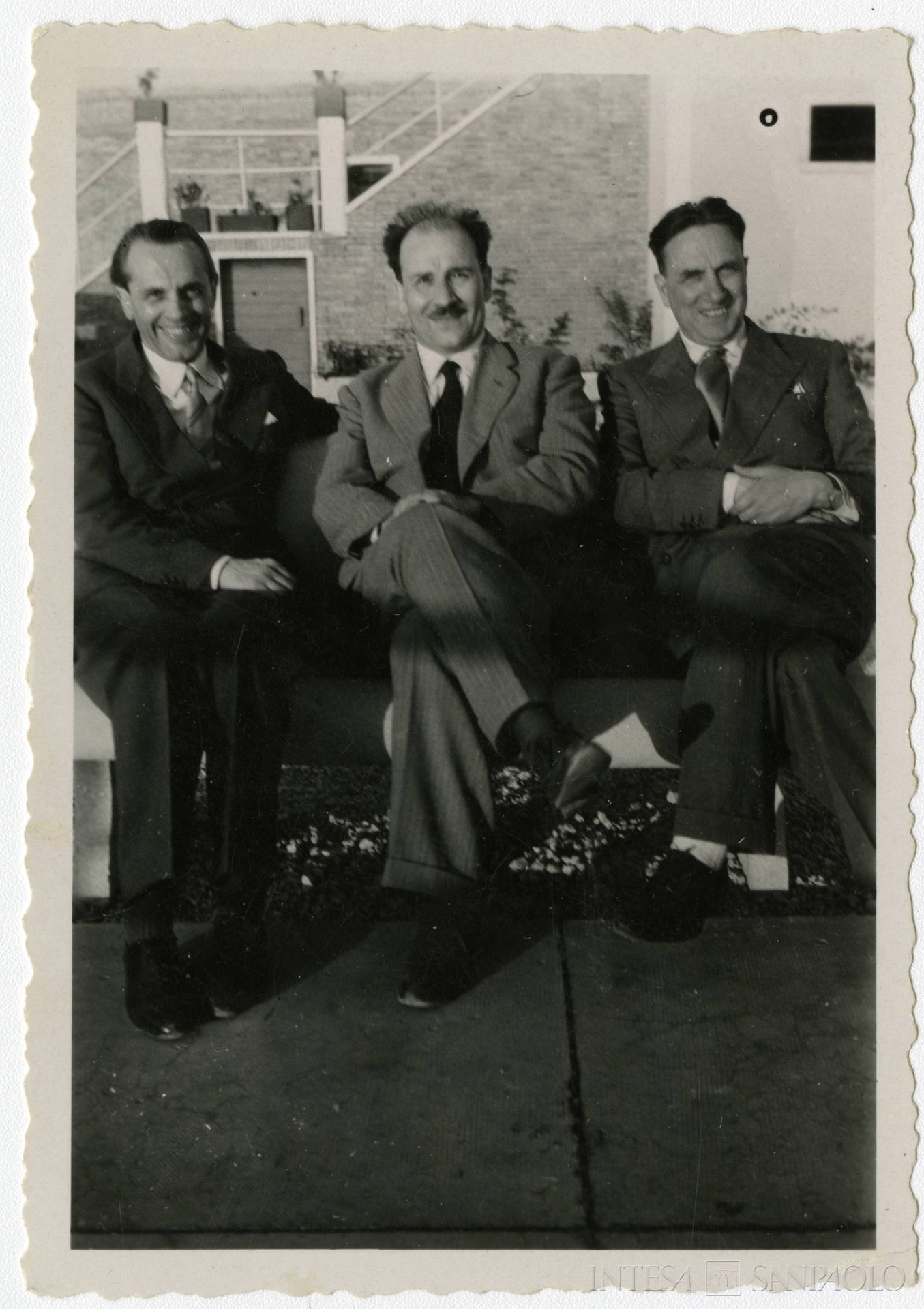 Istituto Mobiliare Italiano, Formentini Paride, Siglienti Stefano e Borri Silvio seduti su una panchina, post 1946 (fotografo sconosciuto)
