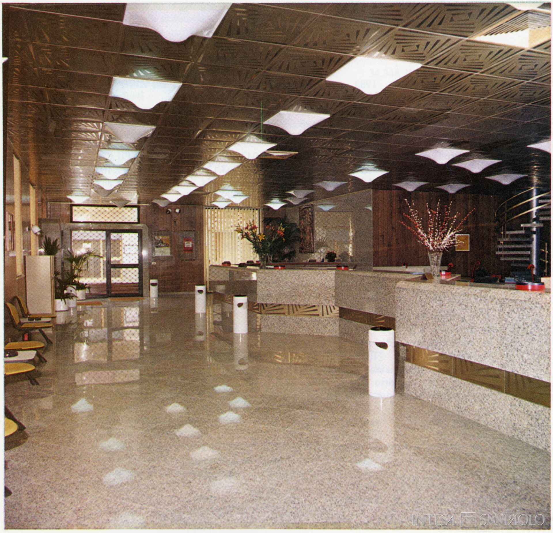 Società di Banche Siciliane, interno di filiale, anni Ottanta (fotografo sconosciuto)