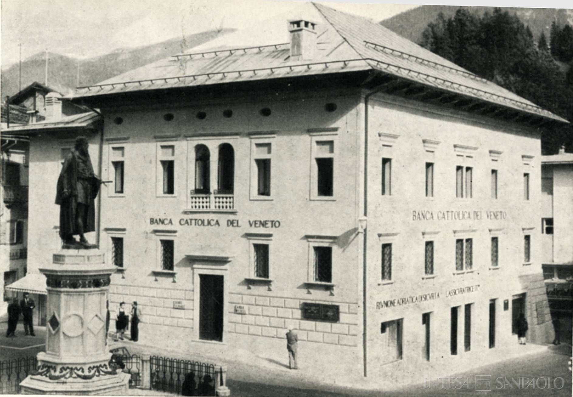 Banca Cadorina, sede dell'istituto dopo la fusione con la Banca Cattolica Vicentina, 1962 (fotografo sconosciuto)